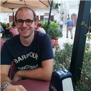 Laureato in Scienze storiche, ripetizioni di Italiano e Storia (medie e superiori) e Filosofia